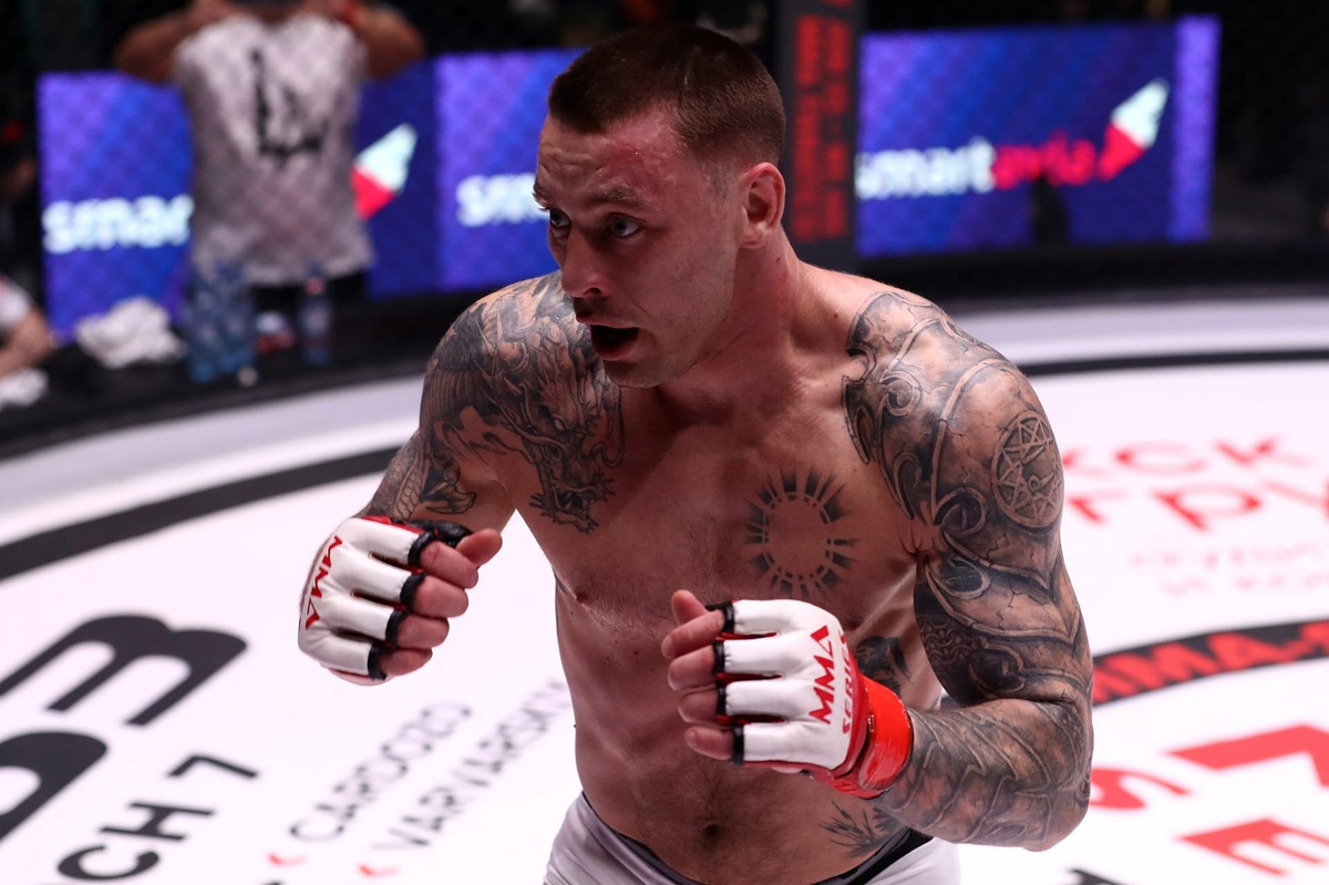 Спортсмен из Мурома Сергей Дьяконов стал обладателем сразу двух первых мест престижной премии ММА-серии. Он победил в номинациях «Боец года» и «Нокаут года». Не отставали от наставника и его ученики: Сергей Бобрышев и Гриша Мелконян выиграли свои поединки в октагоне, причем в первом же раунде.