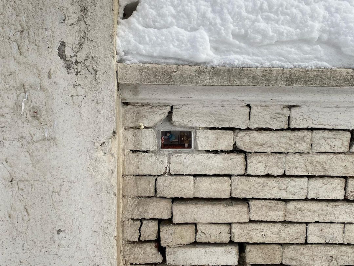 Уличные художники нашего города креативно выразили свое отношение к реконструкции железнодорожного вокзала. Всего лишь одна миниатюра позволяет вновь задуматься над спорной темой. К слову, это не единственная новая инсталляция, которая не так давно появилась во Владимире.