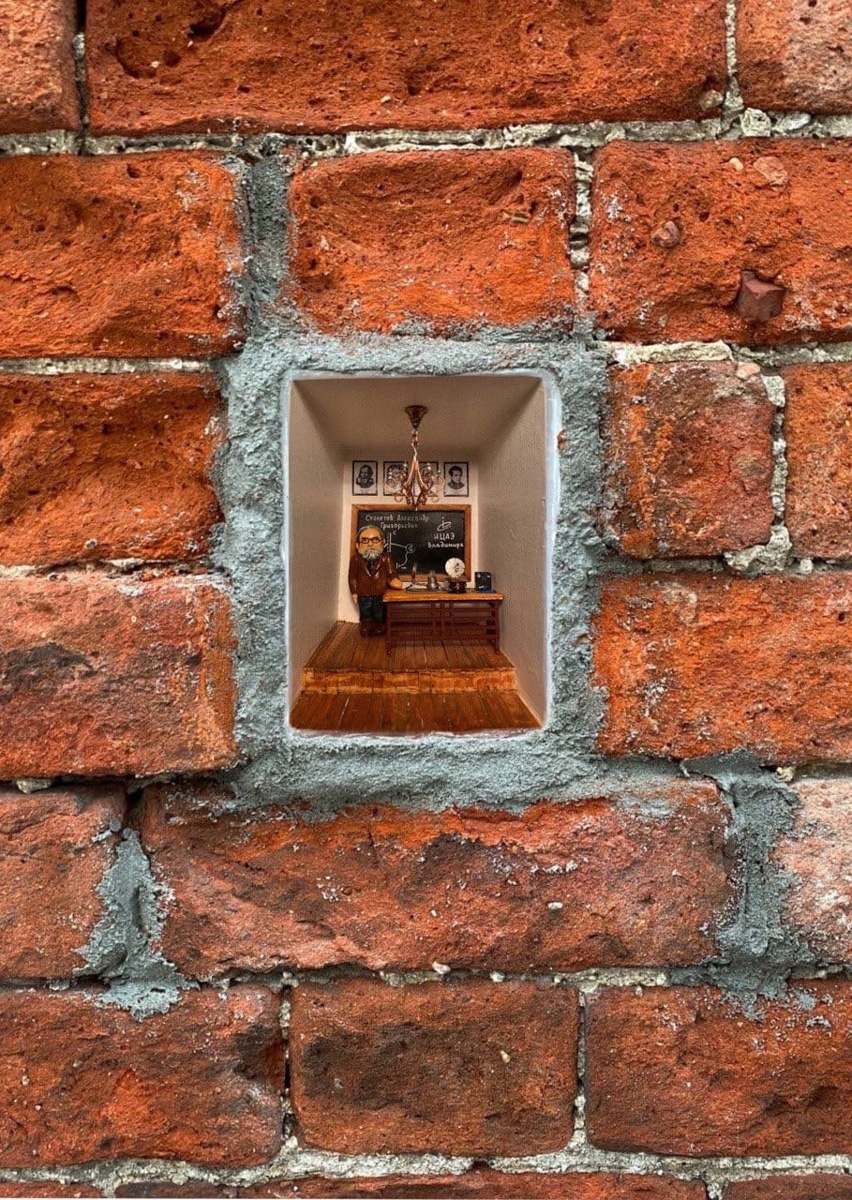 Уличные художники нашего города креативно выразили свое отношение к реконструкции железнодорожного вокзала. Всего лишь одна миниатюра позволяет вновь задуматься над спорной темой. К слову, это не единственная новая инсталляция, которая не так давно появилась во Владимире.