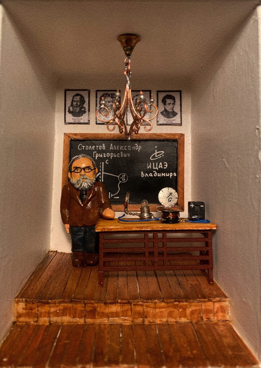 Уличные художники нашего города креативно выразили свое отношение к реконструкции железнодорожного вокзала. Всего лишь одна миниатюра позволяет вновь задуматься над спорной темой. К слову, это не единственная новая инсталляция, которая не так давно появилась во Владимире.