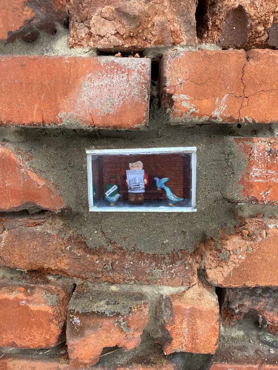 Уличные художники нашего города креативно выразили свое отношение к реконструкции железнодорожного вокзала. Всего лишь одна миниатюра позволяет вновь задуматься над спорной темой. К слову, это не единственная новая инсталляция, которая не так давно появилась во Владимире.