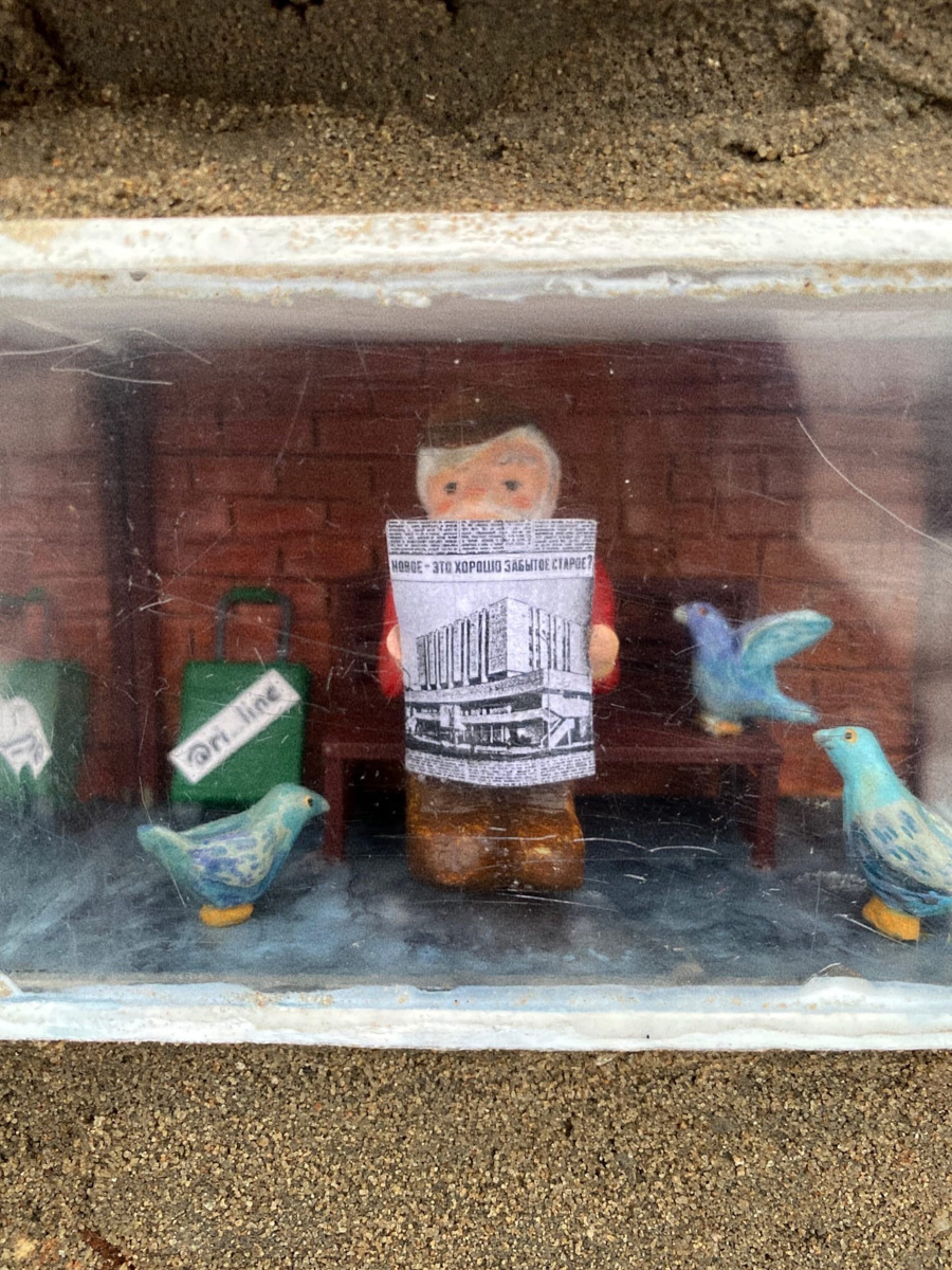 Уличные художники нашего города креативно выразили свое отношение к реконструкции железнодорожного вокзала. Всего лишь одна миниатюра позволяет вновь задуматься над спорной темой. К слову, это не единственная новая инсталляция, которая не так давно появилась во Владимире.