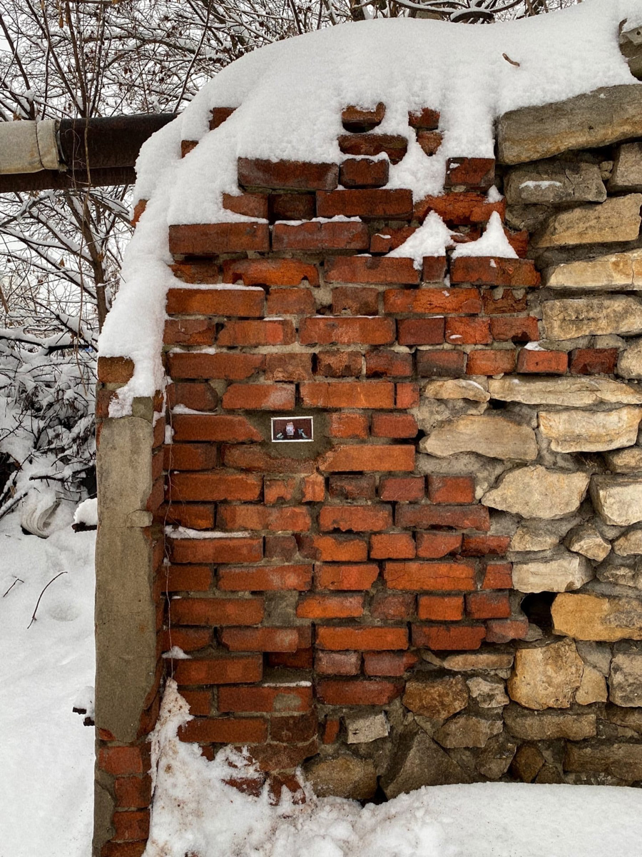 Уличные художники нашего города креативно выразили свое отношение к реконструкции железнодорожного вокзала. Всего лишь одна миниатюра позволяет вновь задуматься над спорной темой. К слову, это не единственная новая инсталляция, которая не так давно появилась во Владимире.