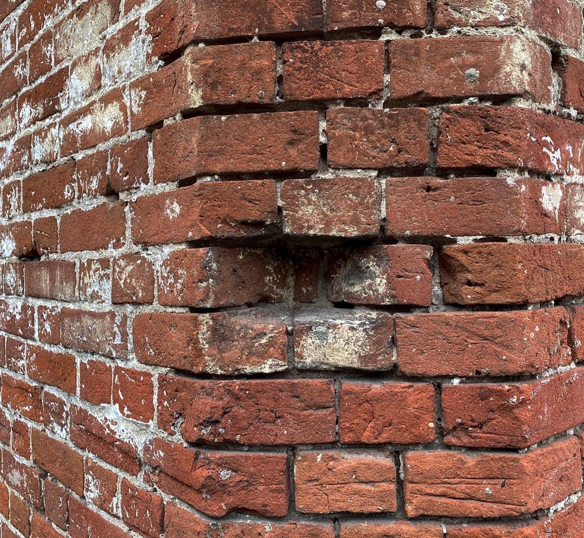 Уличные художники нашего города креативно выразили свое отношение к реконструкции железнодорожного вокзала. Всего лишь одна миниатюра позволяет вновь задуматься над спорной темой. К слову, это не единственная новая инсталляция, которая не так давно появилась во Владимире.