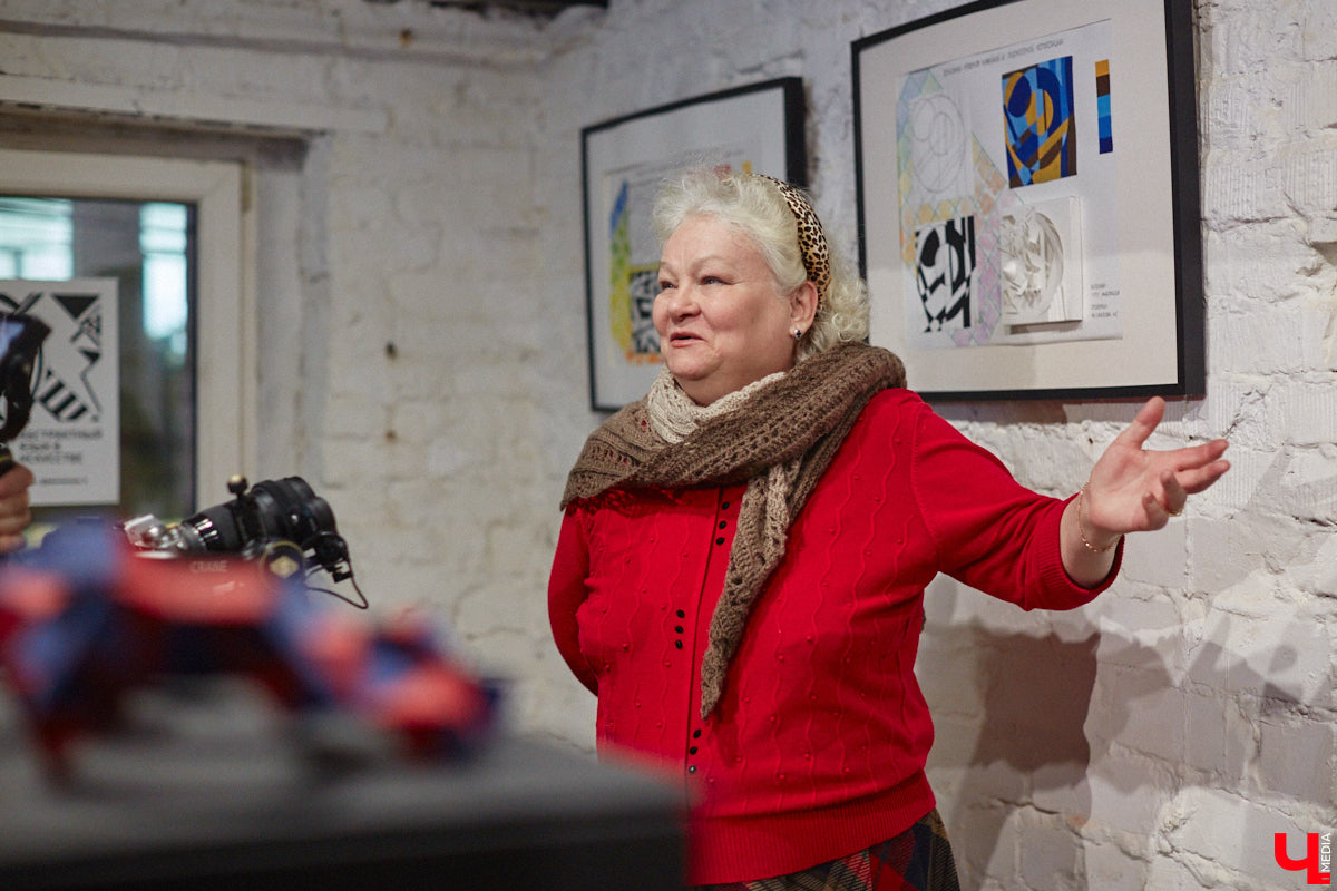 Здравствуйте. Не желаете ли поговорить… о чём угодно, но на языке абстракции? В последний день зимы ЦСК «Флигель» представил необычную по сути своей выставку, состоящую из дебютных работ второкурсников авиамеханического колледжа и, как выяснилось в ходе вернисажа, бесконечного перформанса. Экспозиция «Абстрактный язык в искусстве» будет работать на протяжении целого месяца, а мы расскажем о ней прямо сейчас.