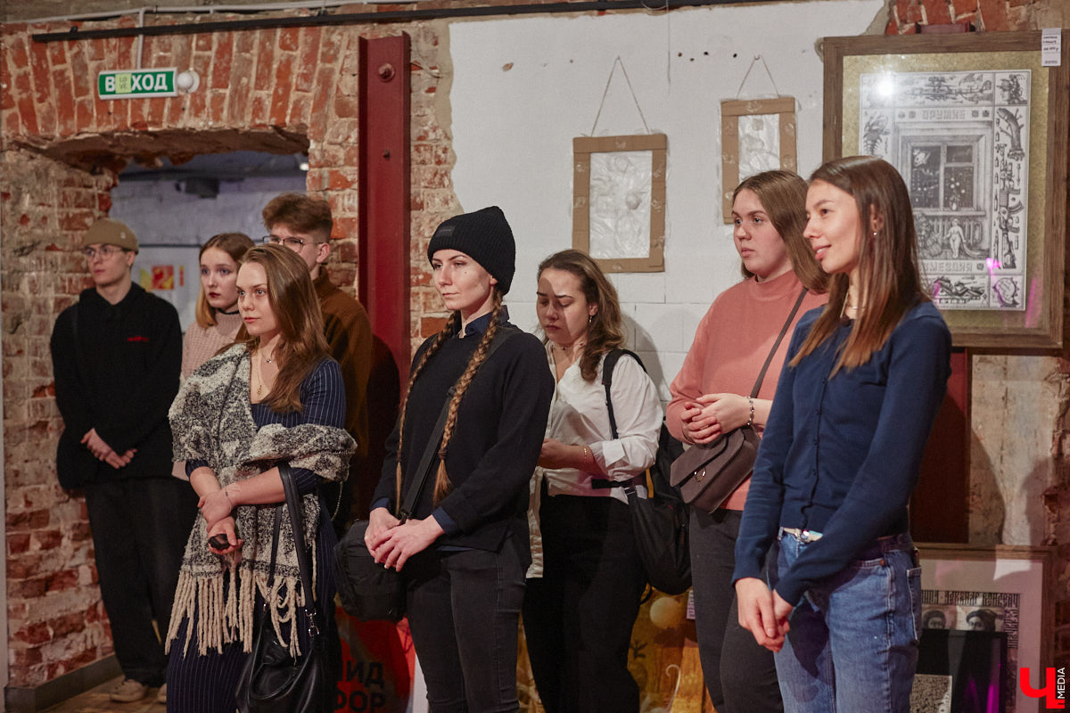 Здравствуйте. Не желаете ли поговорить… о чём угодно, но на языке абстракции? В последний день зимы ЦСК «Флигель» представил необычную по сути своей выставку, состоящую из дебютных работ второкурсников авиамеханического колледжа и, как выяснилось в ходе вернисажа, бесконечного перформанса. Экспозиция «Абстрактный язык в искусстве» будет работать на протяжении целого месяца, а мы расскажем о ней прямо сейчас.