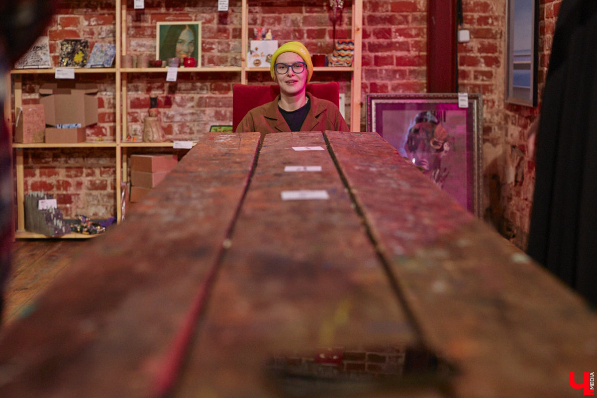 Здравствуйте. Не желаете ли поговорить… о чём угодно, но на языке абстракции? В последний день зимы ЦСК «Флигель» представил необычную по сути своей выставку, состоящую из дебютных работ второкурсников авиамеханического колледжа и, как выяснилось в ходе вернисажа, бесконечного перформанса. Экспозиция «Абстрактный язык в искусстве» будет работать на протяжении целого месяца, а мы расскажем о ней прямо сейчас.