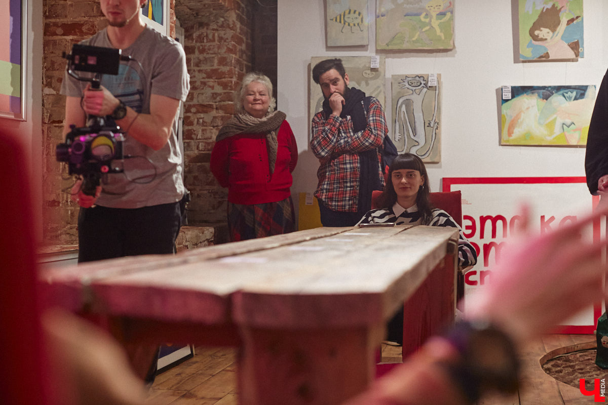 Здравствуйте. Не желаете ли поговорить… о чём угодно, но на языке абстракции? В последний день зимы ЦСК «Флигель» представил необычную по сути своей выставку, состоящую из дебютных работ второкурсников авиамеханического колледжа и, как выяснилось в ходе вернисажа, бесконечного перформанса. Экспозиция «Абстрактный язык в искусстве» будет работать на протяжении целого месяца, а мы расскажем о ней прямо сейчас.