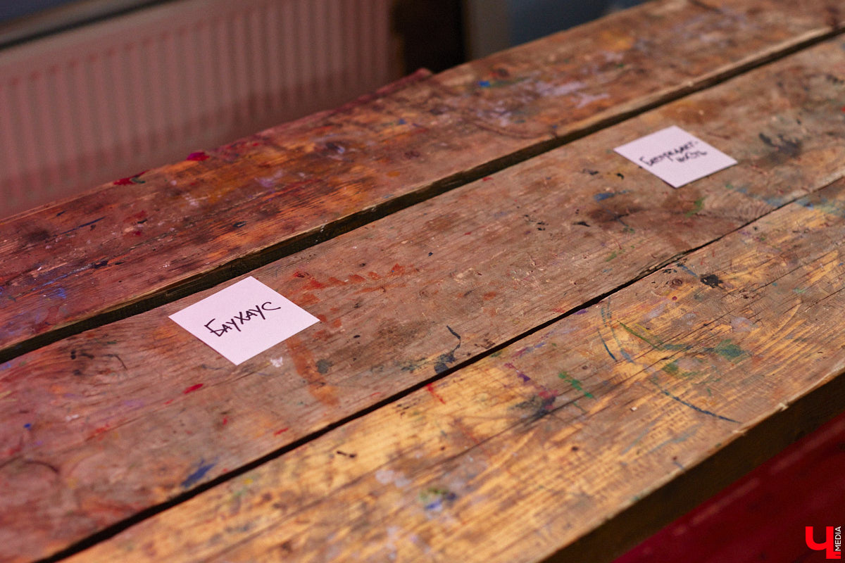 Здравствуйте. Не желаете ли поговорить… о чём угодно, но на языке абстракции? В последний день зимы ЦСК «Флигель» представил необычную по сути своей выставку, состоящую из дебютных работ второкурсников авиамеханического колледжа и, как выяснилось в ходе вернисажа, бесконечного перформанса. Экспозиция «Абстрактный язык в искусстве» будет работать на протяжении целого месяца, а мы расскажем о ней прямо сейчас.