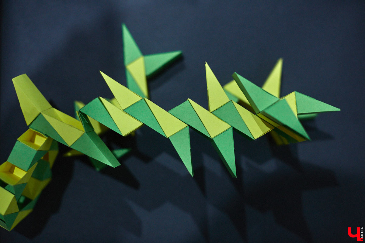 Здравствуйте. Не желаете ли поговорить… о чём угодно, но на языке абстракции? В последний день зимы ЦСК «Флигель» представил необычную по сути своей выставку, состоящую из дебютных работ второкурсников авиамеханического колледжа и, как выяснилось в ходе вернисажа, бесконечного перформанса. Экспозиция «Абстрактный язык в искусстве» будет работать на протяжении целого месяца, а мы расскажем о ней прямо сейчас.