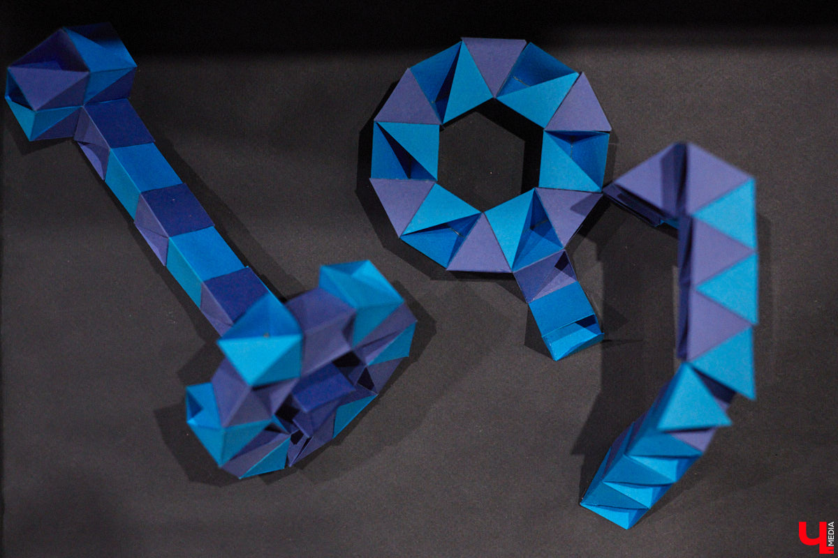 Здравствуйте. Не желаете ли поговорить… о чём угодно, но на языке абстракции? В последний день зимы ЦСК «Флигель» представил необычную по сути своей выставку, состоящую из дебютных работ второкурсников авиамеханического колледжа и, как выяснилось в ходе вернисажа, бесконечного перформанса. Экспозиция «Абстрактный язык в искусстве» будет работать на протяжении целого месяца, а мы расскажем о ней прямо сейчас.