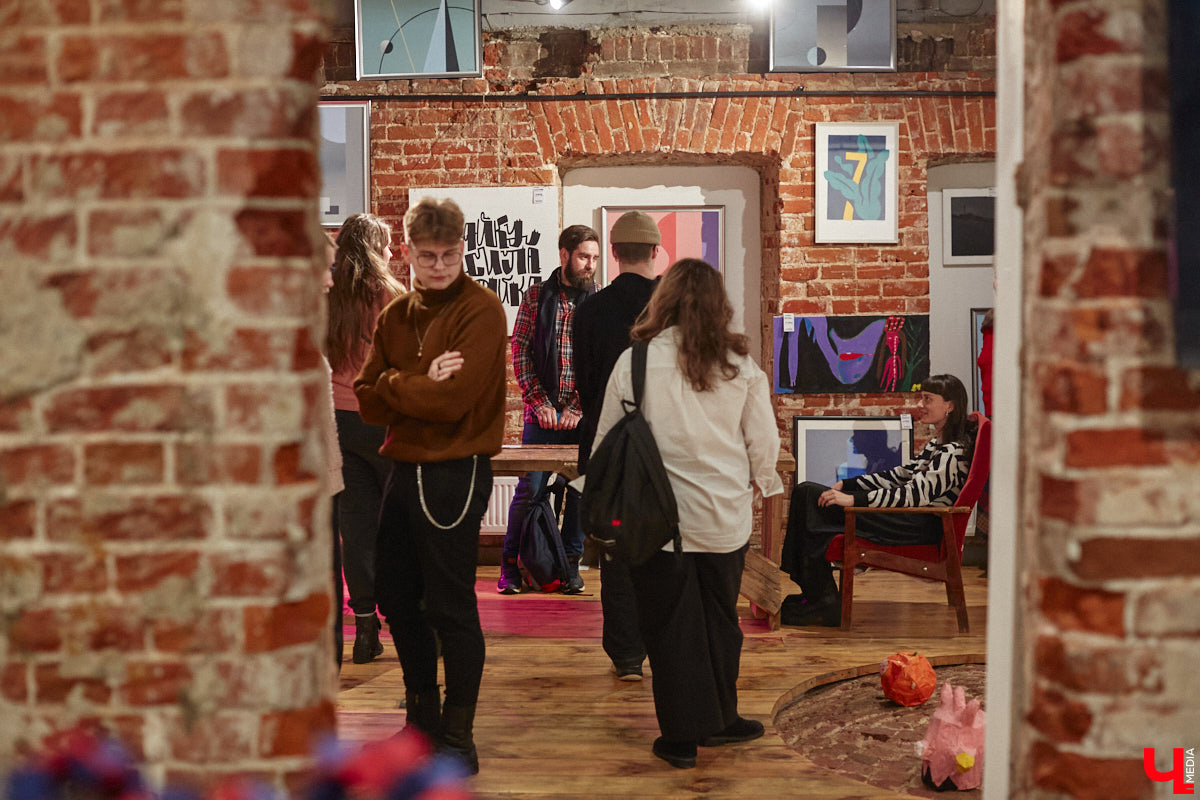 Здравствуйте. Не желаете ли поговорить… о чём угодно, но на языке абстракции? В последний день зимы ЦСК «Флигель» представил необычную по сути своей выставку, состоящую из дебютных работ второкурсников авиамеханического колледжа и, как выяснилось в ходе вернисажа, бесконечного перформанса. Экспозиция «Абстрактный язык в искусстве» будет работать на протяжении целого месяца, а мы расскажем о ней прямо сейчас.