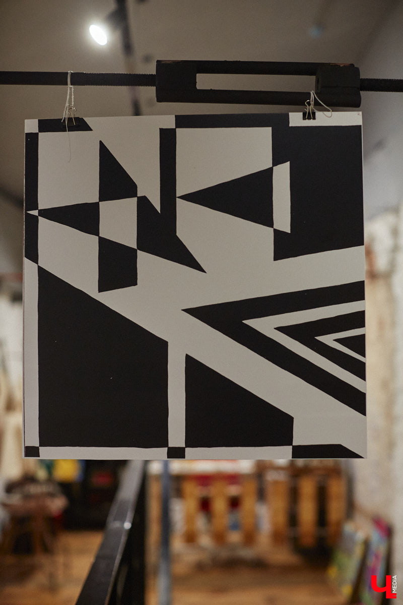 Здравствуйте. Не желаете ли поговорить… о чём угодно, но на языке абстракции? В последний день зимы ЦСК «Флигель» представил необычную по сути своей выставку, состоящую из дебютных работ второкурсников авиамеханического колледжа и, как выяснилось в ходе вернисажа, бесконечного перформанса. Экспозиция «Абстрактный язык в искусстве» будет работать на протяжении целого месяца, а мы расскажем о ней прямо сейчас.