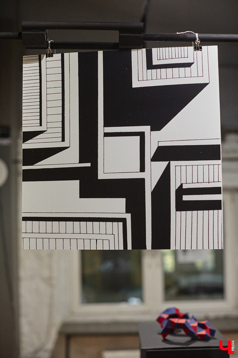 Здравствуйте. Не желаете ли поговорить… о чём угодно, но на языке абстракции? В последний день зимы ЦСК «Флигель» представил необычную по сути своей выставку, состоящую из дебютных работ второкурсников авиамеханического колледжа и, как выяснилось в ходе вернисажа, бесконечного перформанса. Экспозиция «Абстрактный язык в искусстве» будет работать на протяжении целого месяца, а мы расскажем о ней прямо сейчас.