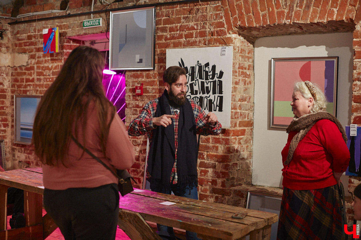 Здравствуйте. Не желаете ли поговорить… о чём угодно, но на языке абстракции? В последний день зимы ЦСК «Флигель» представил необычную по сути своей выставку, состоящую из дебютных работ второкурсников авиамеханического колледжа и, как выяснилось в ходе вернисажа, бесконечного перформанса. Экспозиция «Абстрактный язык в искусстве» будет работать на протяжении целого месяца, а мы расскажем о ней прямо сейчас.