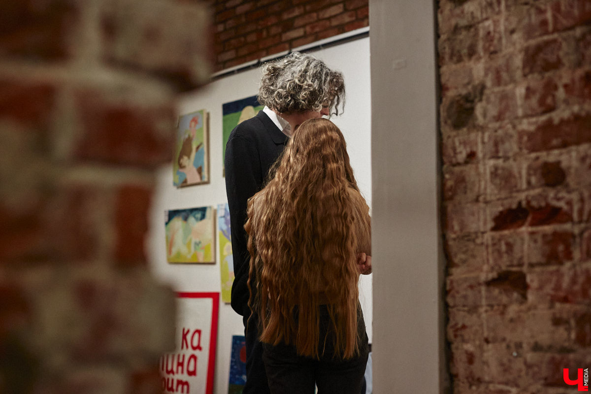 Здравствуйте. Не желаете ли поговорить… о чём угодно, но на языке абстракции? В последний день зимы ЦСК «Флигель» представил необычную по сути своей выставку, состоящую из дебютных работ второкурсников авиамеханического колледжа и, как выяснилось в ходе вернисажа, бесконечного перформанса. Экспозиция «Абстрактный язык в искусстве» будет работать на протяжении целого месяца, а мы расскажем о ней прямо сейчас.