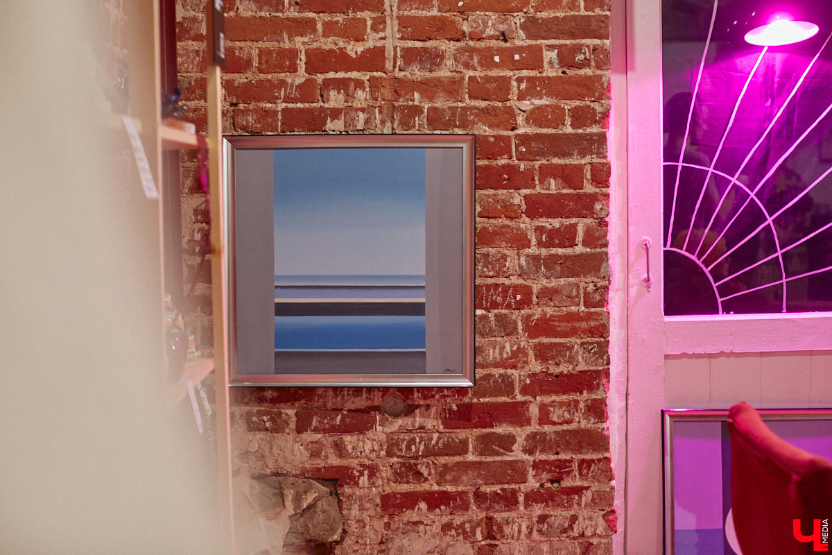 Здравствуйте. Не желаете ли поговорить… о чём угодно, но на языке абстракции? В последний день зимы ЦСК «Флигель» представил необычную по сути своей выставку, состоящую из дебютных работ второкурсников авиамеханического колледжа и, как выяснилось в ходе вернисажа, бесконечного перформанса. Экспозиция «Абстрактный язык в искусстве» будет работать на протяжении целого месяца, а мы расскажем о ней прямо сейчас.