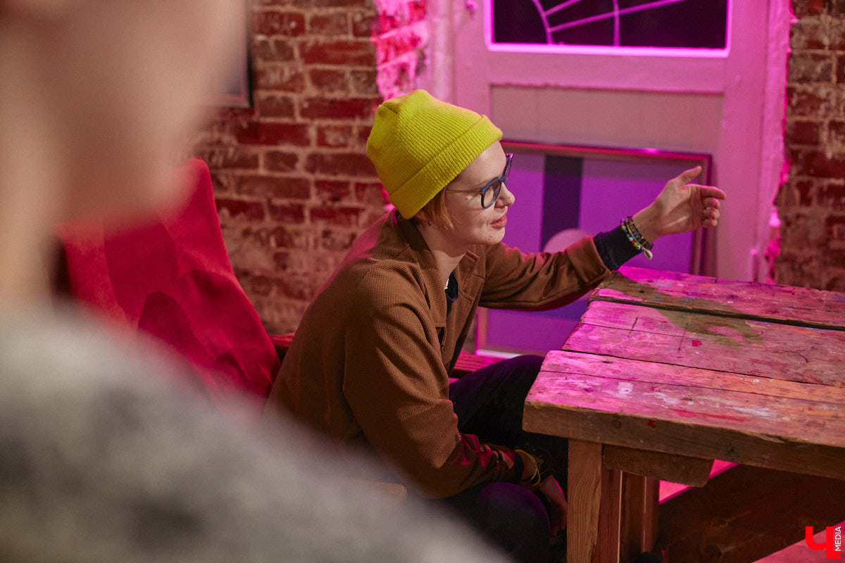 Здравствуйте. Не желаете ли поговорить… о чём угодно, но на языке абстракции? В последний день зимы ЦСК «Флигель» представил необычную по сути своей выставку, состоящую из дебютных работ второкурсников авиамеханического колледжа и, как выяснилось в ходе вернисажа, бесконечного перформанса. Экспозиция «Абстрактный язык в искусстве» будет работать на протяжении целого месяца, а мы расскажем о ней прямо сейчас.