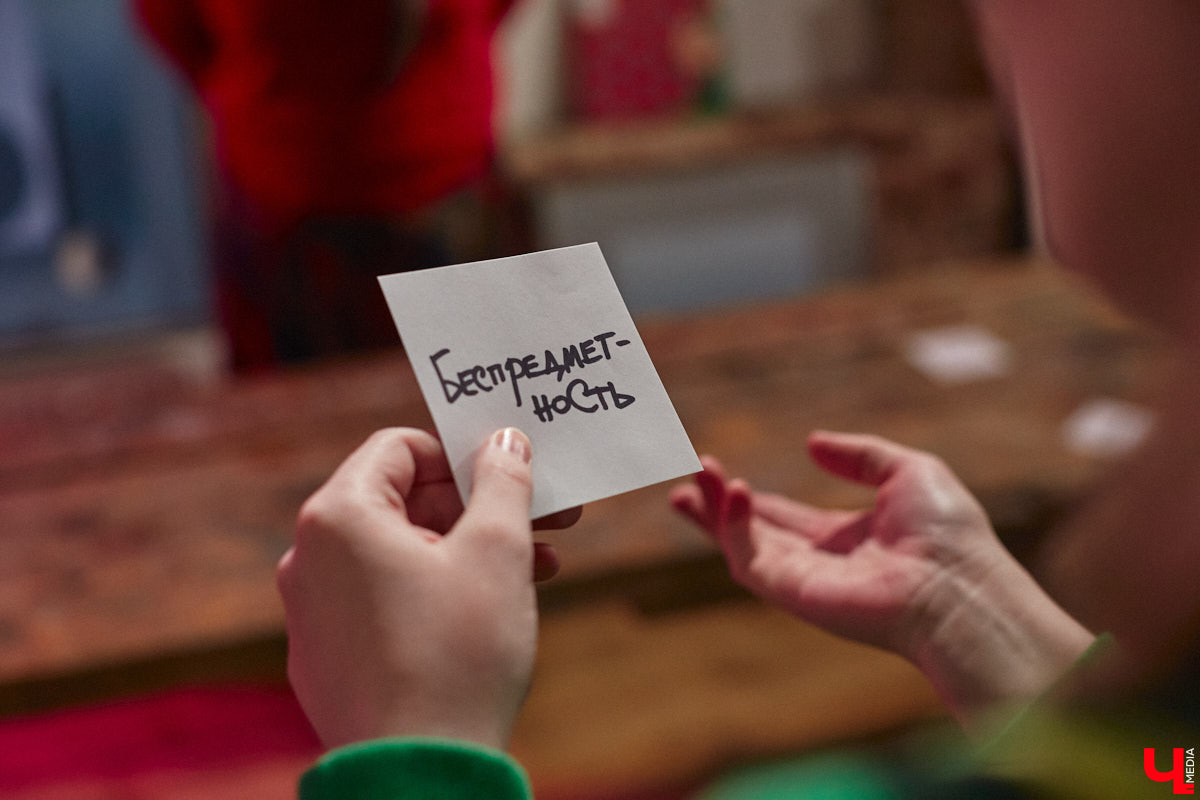 Здравствуйте. Не желаете ли поговорить… о чём угодно, но на языке абстракции? В последний день зимы ЦСК «Флигель» представил необычную по сути своей выставку, состоящую из дебютных работ второкурсников авиамеханического колледжа и, как выяснилось в ходе вернисажа, бесконечного перформанса. Экспозиция «Абстрактный язык в искусстве» будет работать на протяжении целого месяца, а мы расскажем о ней прямо сейчас.