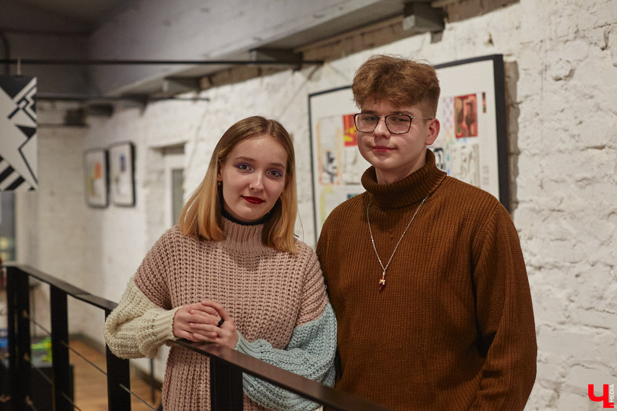 Здравствуйте. Не желаете ли поговорить… о чём угодно, но на языке абстракции? В последний день зимы ЦСК «Флигель» представил необычную по сути своей выставку, состоящую из дебютных работ второкурсников авиамеханического колледжа и, как выяснилось в ходе вернисажа, бесконечного перформанса. Экспозиция «Абстрактный язык в искусстве» будет работать на протяжении целого месяца, а мы расскажем о ней прямо сейчас.