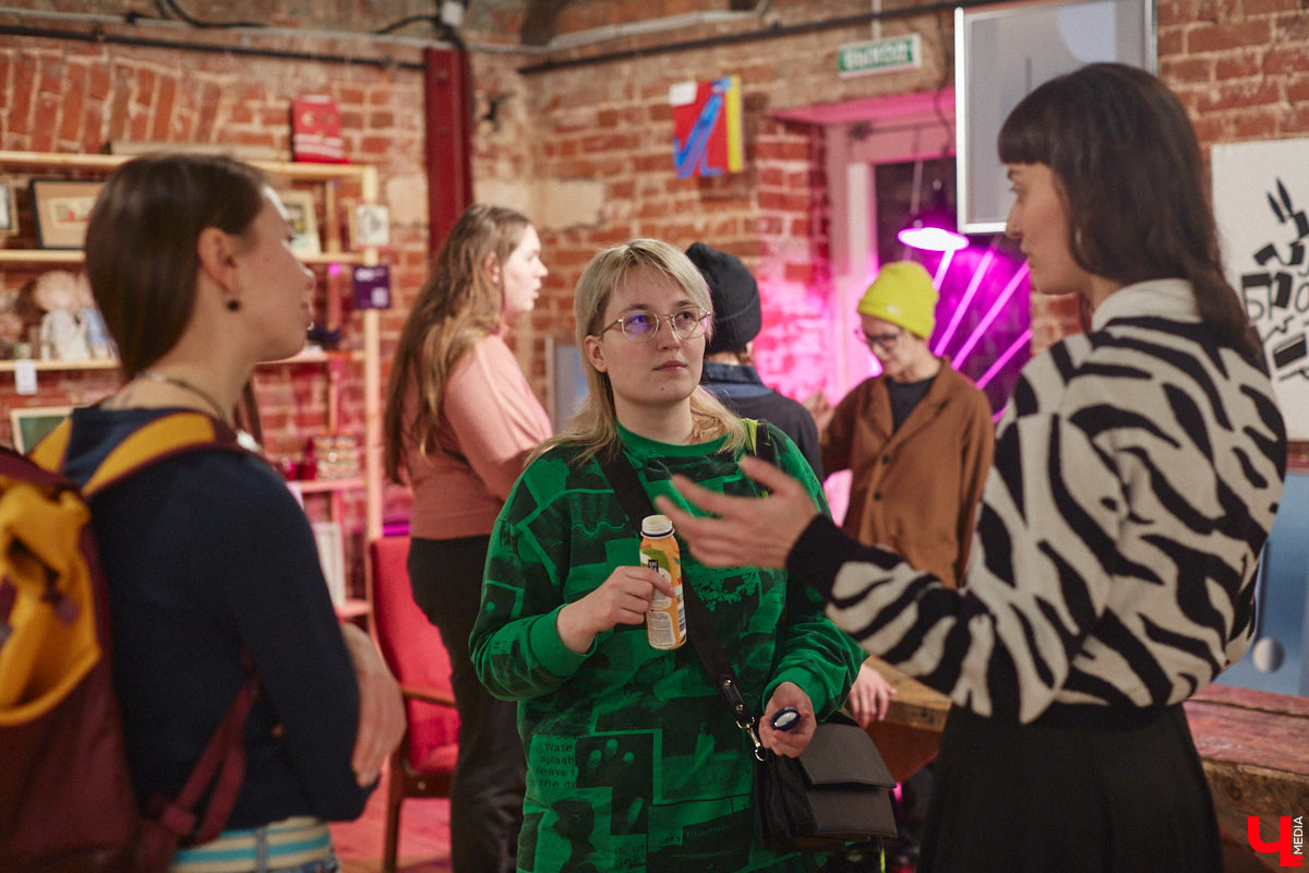 Здравствуйте. Не желаете ли поговорить… о чём угодно, но на языке абстракции? В последний день зимы ЦСК «Флигель» представил необычную по сути своей выставку, состоящую из дебютных работ второкурсников авиамеханического колледжа и, как выяснилось в ходе вернисажа, бесконечного перформанса. Экспозиция «Абстрактный язык в искусстве» будет работать на протяжении целого месяца, а мы расскажем о ней прямо сейчас.