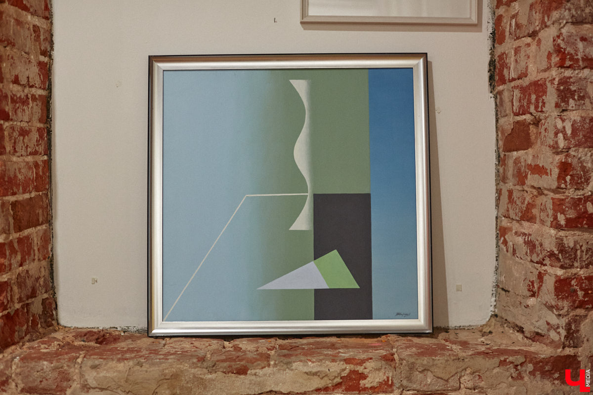 Здравствуйте. Не желаете ли поговорить… о чём угодно, но на языке абстракции? В последний день зимы ЦСК «Флигель» представил необычную по сути своей выставку, состоящую из дебютных работ второкурсников авиамеханического колледжа и, как выяснилось в ходе вернисажа, бесконечного перформанса. Экспозиция «Абстрактный язык в искусстве» будет работать на протяжении целого месяца, а мы расскажем о ней прямо сейчас.