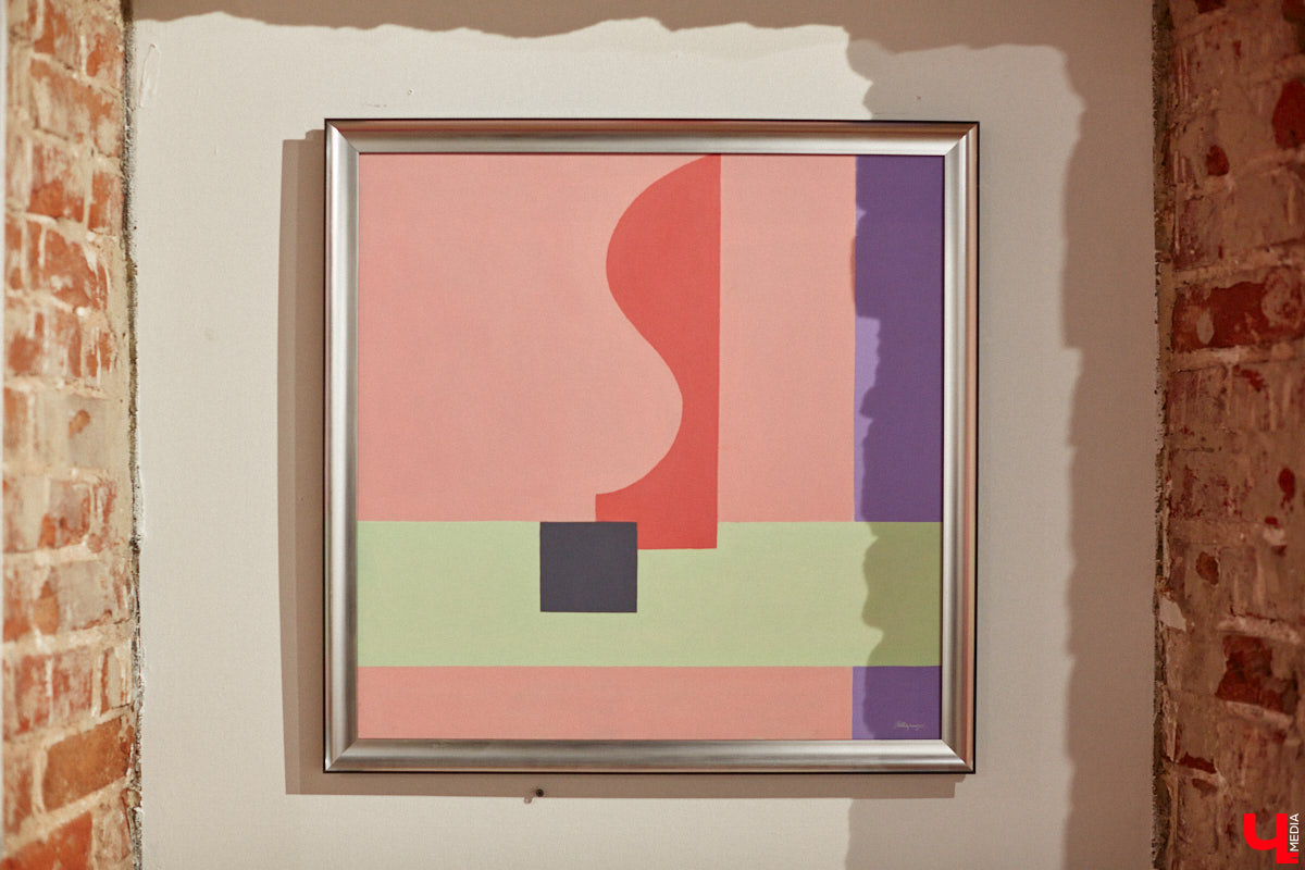 Здравствуйте. Не желаете ли поговорить… о чём угодно, но на языке абстракции? В последний день зимы ЦСК «Флигель» представил необычную по сути своей выставку, состоящую из дебютных работ второкурсников авиамеханического колледжа и, как выяснилось в ходе вернисажа, бесконечного перформанса. Экспозиция «Абстрактный язык в искусстве» будет работать на протяжении целого месяца, а мы расскажем о ней прямо сейчас.