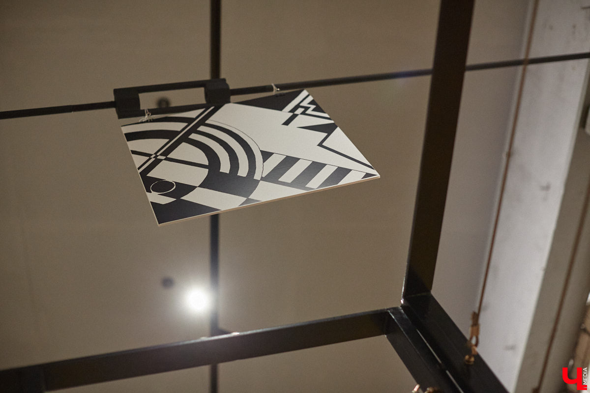 Здравствуйте. Не желаете ли поговорить… о чём угодно, но на языке абстракции? В последний день зимы ЦСК «Флигель» представил необычную по сути своей выставку, состоящую из дебютных работ второкурсников авиамеханического колледжа и, как выяснилось в ходе вернисажа, бесконечного перформанса. Экспозиция «Абстрактный язык в искусстве» будет работать на протяжении целого месяца, а мы расскажем о ней прямо сейчас.