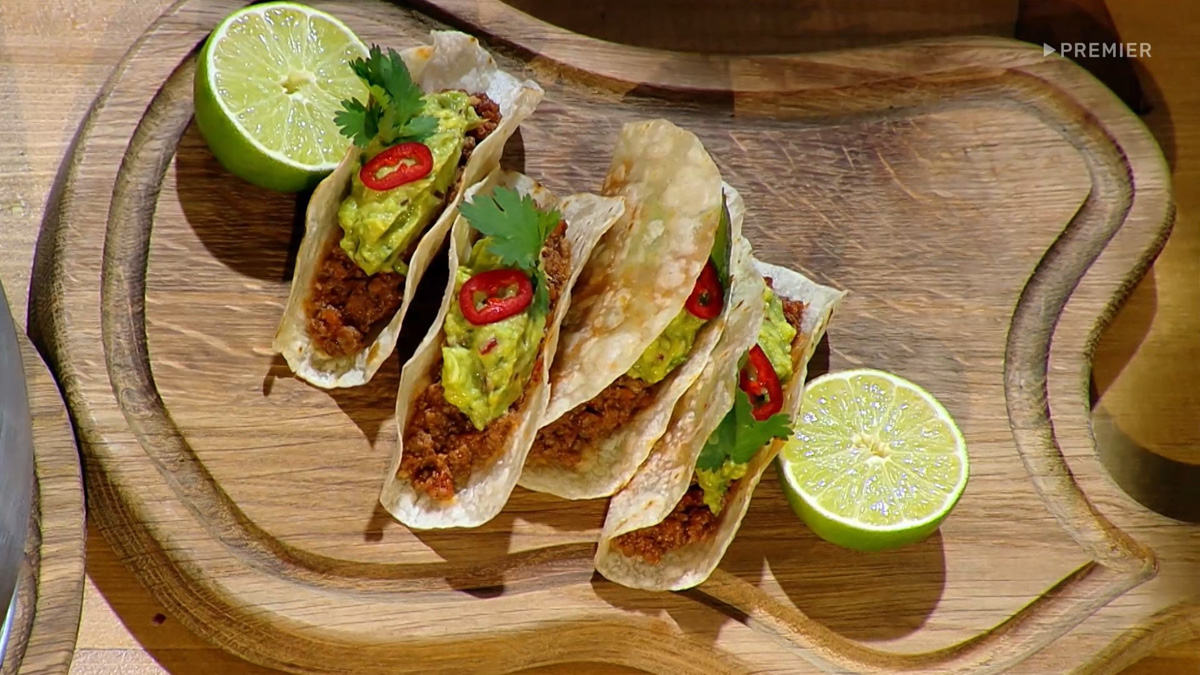 27 февраля на телеканале «Пятница!» состоялась премьера спецвыпуска кулинарной битвы «Молодые ножи». Правда, на этот раз вместо начинающих поваров Константин Ивлев пригласил настоящих профессионалов своего дела, в том числе владимирца Максима Рыбакова. Как это было? Рассказывает участник, поразивший именитого шефа своим такос.