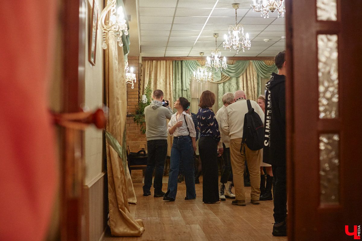 В первый день весны на краешке Земли фотографы собрались, чтобы поговорить о женской красоте, и случилась презентация фотопроекта «Контрасты». 9 фотографов, 12 моделей, 24 уникальных образа. Местные модели пронеслись через несколько эпох, стали героинями романов и исконно русскими княжнами, чтобы доказать гостям ОДРИ: женская красота неподвластна времени.