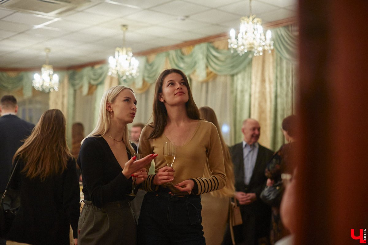 В первый день весны на краешке Земли фотографы собрались, чтобы поговорить о женской красоте, и случилась презентация фотопроекта «Контрасты». 9 фотографов, 12 моделей, 24 уникальных образа. Местные модели пронеслись через несколько эпох, стали героинями романов и исконно русскими княжнами, чтобы доказать гостям ОДРИ: женская красота неподвластна времени.