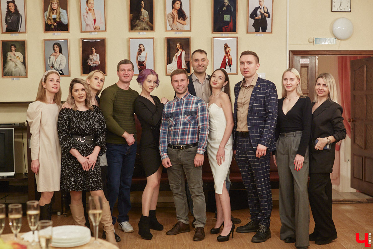 В первый день весны на краешке Земли фотографы собрались, чтобы поговорить о женской красоте, и случилась презентация фотопроекта «Контрасты». 9 фотографов, 12 моделей, 24 уникальных образа. Местные модели пронеслись через несколько эпох, стали героинями романов и исконно русскими княжнами, чтобы доказать гостям ОДРИ: женская красота неподвластна времени.