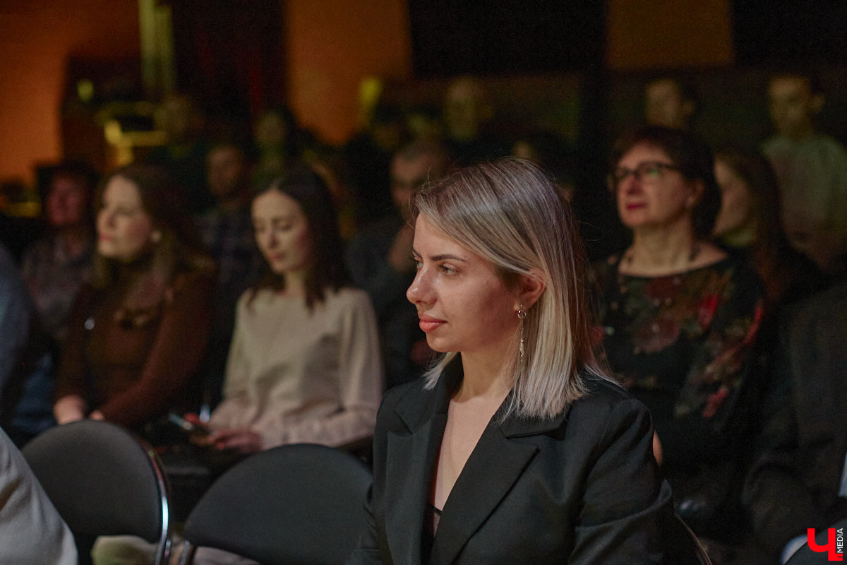 В первый день весны на краешке Земли фотографы собрались, чтобы поговорить о женской красоте, и случилась презентация фотопроекта «Контрасты». 9 фотографов, 12 моделей, 24 уникальных образа. Местные модели пронеслись через несколько эпох, стали героинями романов и исконно русскими княжнами, чтобы доказать гостям ОДРИ: женская красота неподвластна времени.