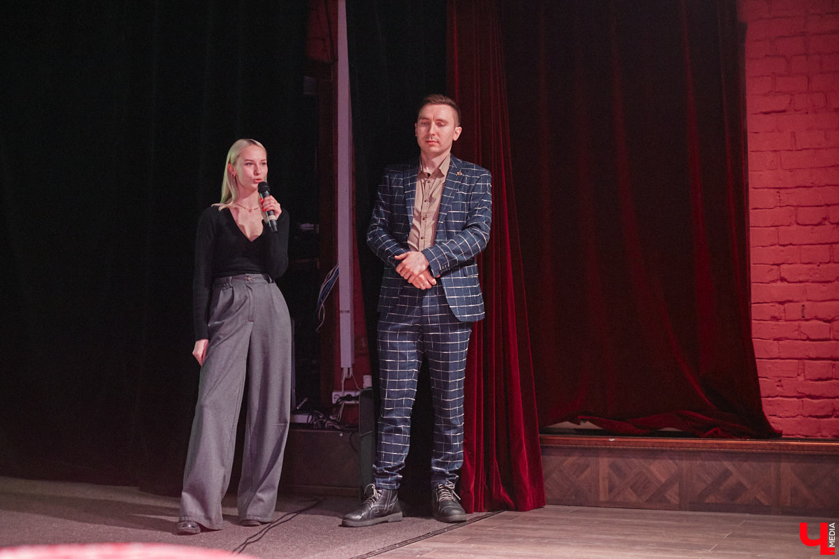 В первый день весны на краешке Земли фотографы собрались, чтобы поговорить о женской красоте, и случилась презентация фотопроекта «Контрасты». 9 фотографов, 12 моделей, 24 уникальных образа. Местные модели пронеслись через несколько эпох, стали героинями романов и исконно русскими княжнами, чтобы доказать гостям ОДРИ: женская красота неподвластна времени.