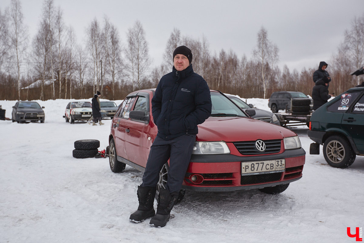 Владимирские гонщики эффектно завершили зимний сезон ледовой дуэлью. На старт в Собинском районе вышел сразу 51 экипаж. Между собой они разыграли кубки в семи классах. «Ключ-Медиа» стал свидетелем зрелищных соревнований, а в перерывах между заездами поговорил со спортсменами.