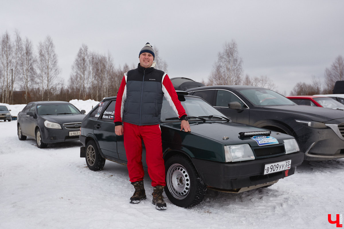 Владимирские гонщики эффектно завершили зимний сезон ледовой дуэлью. На старт в Собинском районе вышел сразу 51 экипаж. Между собой они разыграли кубки в семи классах. «Ключ-Медиа» стал свидетелем зрелищных соревнований, а в перерывах между заездами поговорил со спортсменами.