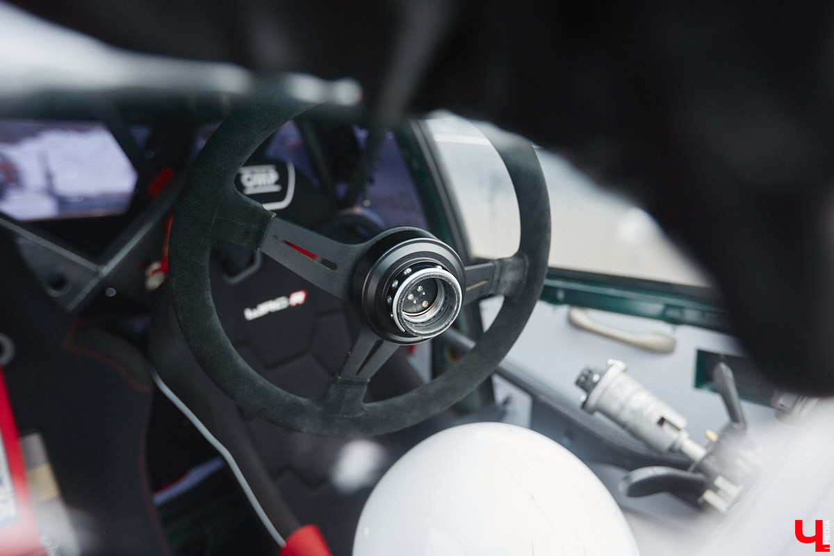 Владимирские гонщики эффектно завершили зимний сезон ледовой дуэлью. На старт в Собинском районе вышел сразу 51 экипаж. Между собой они разыграли кубки в семи классах. «Ключ-Медиа» стал свидетелем зрелищных соревнований, а в перерывах между заездами поговорил со спортсменами.