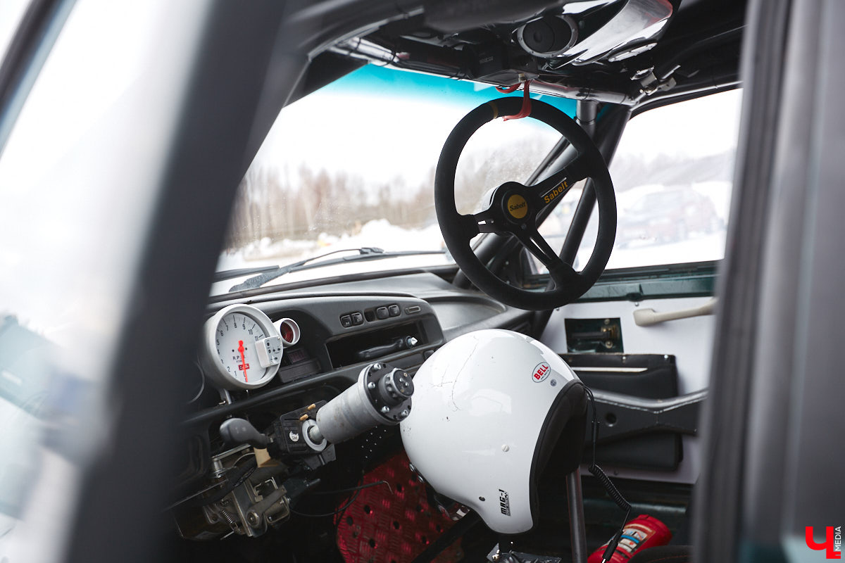 Владимирские гонщики эффектно завершили зимний сезон ледовой дуэлью. На старт в Собинском районе вышел сразу 51 экипаж. Между собой они разыграли кубки в семи классах. «Ключ-Медиа» стал свидетелем зрелищных соревнований, а в перерывах между заездами поговорил со спортсменами.