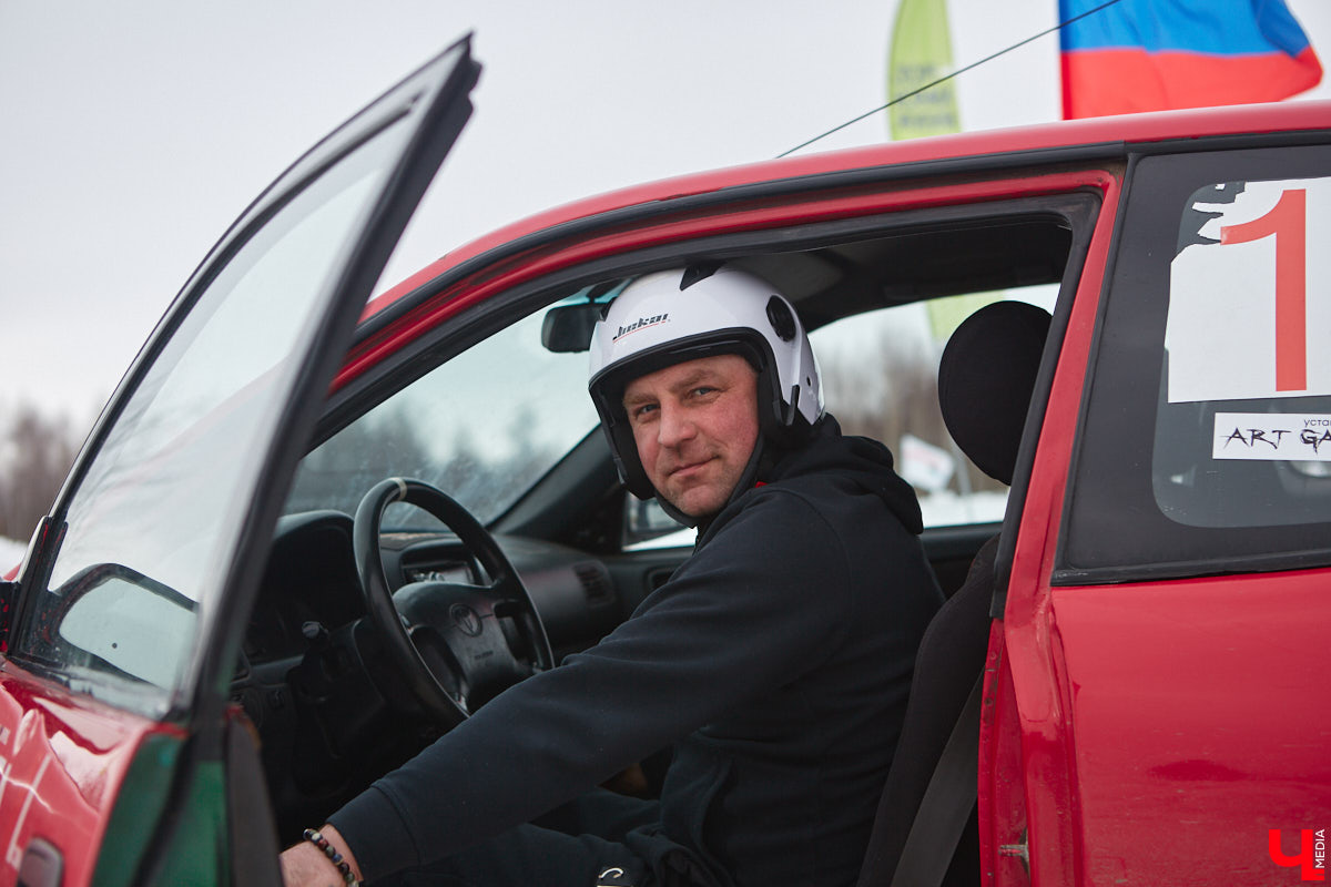 Владимирские гонщики эффектно завершили зимний сезон ледовой дуэлью. На старт в Собинском районе вышел сразу 51 экипаж. Между собой они разыграли кубки в семи классах. «Ключ-Медиа» стал свидетелем зрелищных соревнований, а в перерывах между заездами поговорил со спортсменами.