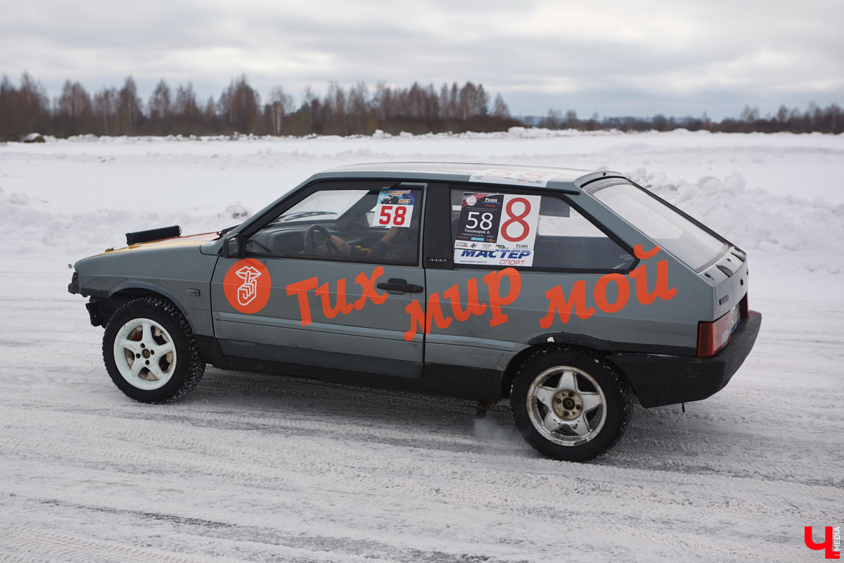 Владимирские гонщики эффектно завершили зимний сезон ледовой дуэлью. На старт в Собинском районе вышел сразу 51 экипаж. Между собой они разыграли кубки в семи классах. «Ключ-Медиа» стал свидетелем зрелищных соревнований, а в перерывах между заездами поговорил со спортсменами.