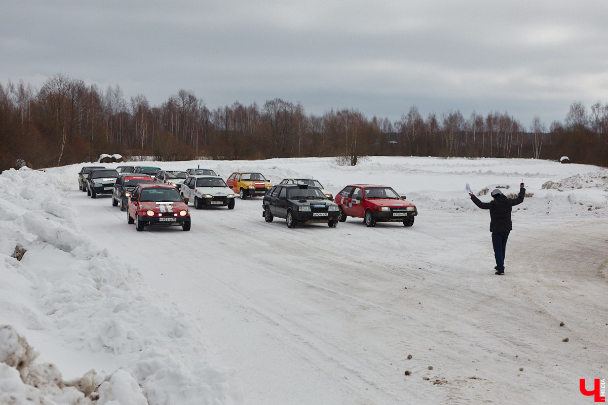 Владимирские гонщики эффектно завершили зимний сезон ледовой дуэлью. На старт в Собинском районе вышел сразу 51 экипаж. Между собой они разыграли кубки в семи классах. «Ключ-Медиа» стал свидетелем зрелищных соревнований, а в перерывах между заездами поговорил со спортсменами.