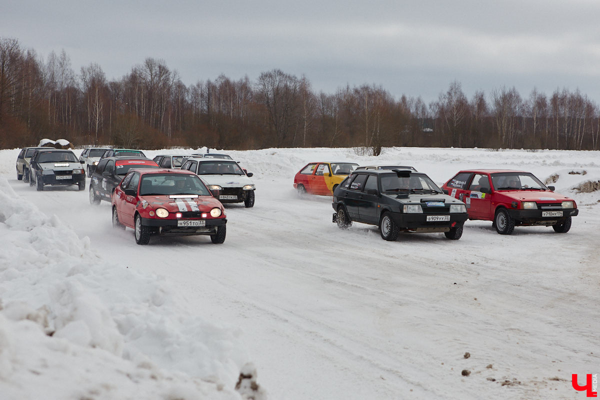 Владимирские гонщики эффектно завершили зимний сезон ледовой дуэлью. На старт в Собинском районе вышел сразу 51 экипаж. Между собой они разыграли кубки в семи классах. «Ключ-Медиа» стал свидетелем зрелищных соревнований, а в перерывах между заездами поговорил со спортсменами.