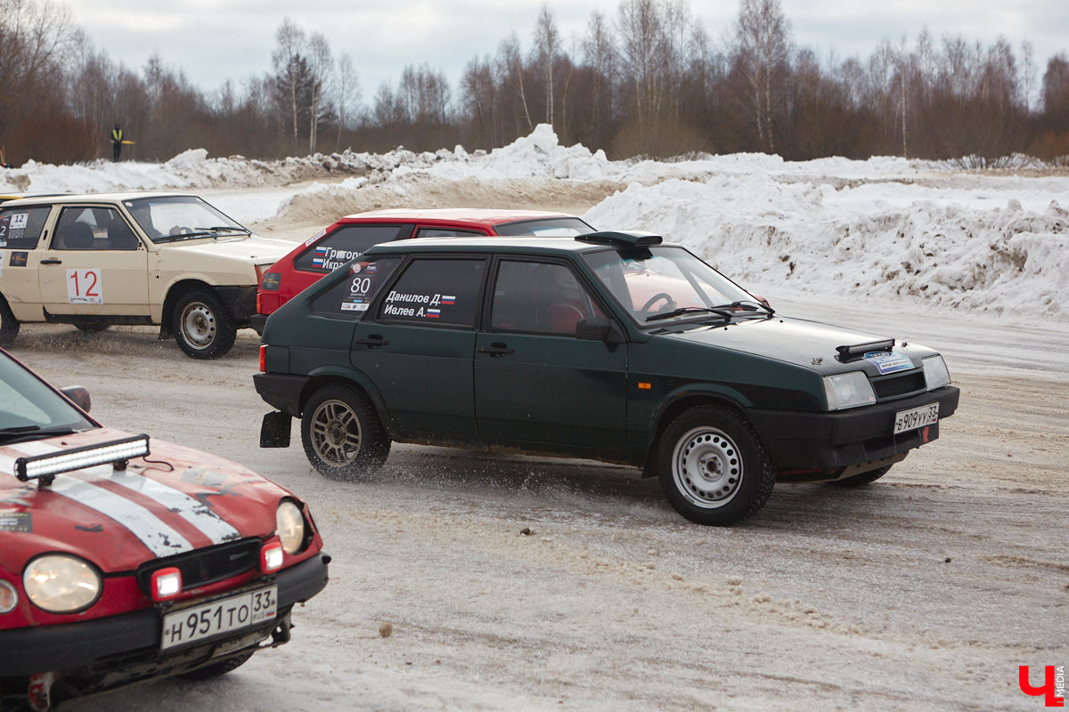 Владимирские гонщики эффектно завершили зимний сезон ледовой дуэлью. На старт в Собинском районе вышел сразу 51 экипаж. Между собой они разыграли кубки в семи классах. «Ключ-Медиа» стал свидетелем зрелищных соревнований, а в перерывах между заездами поговорил со спортсменами.