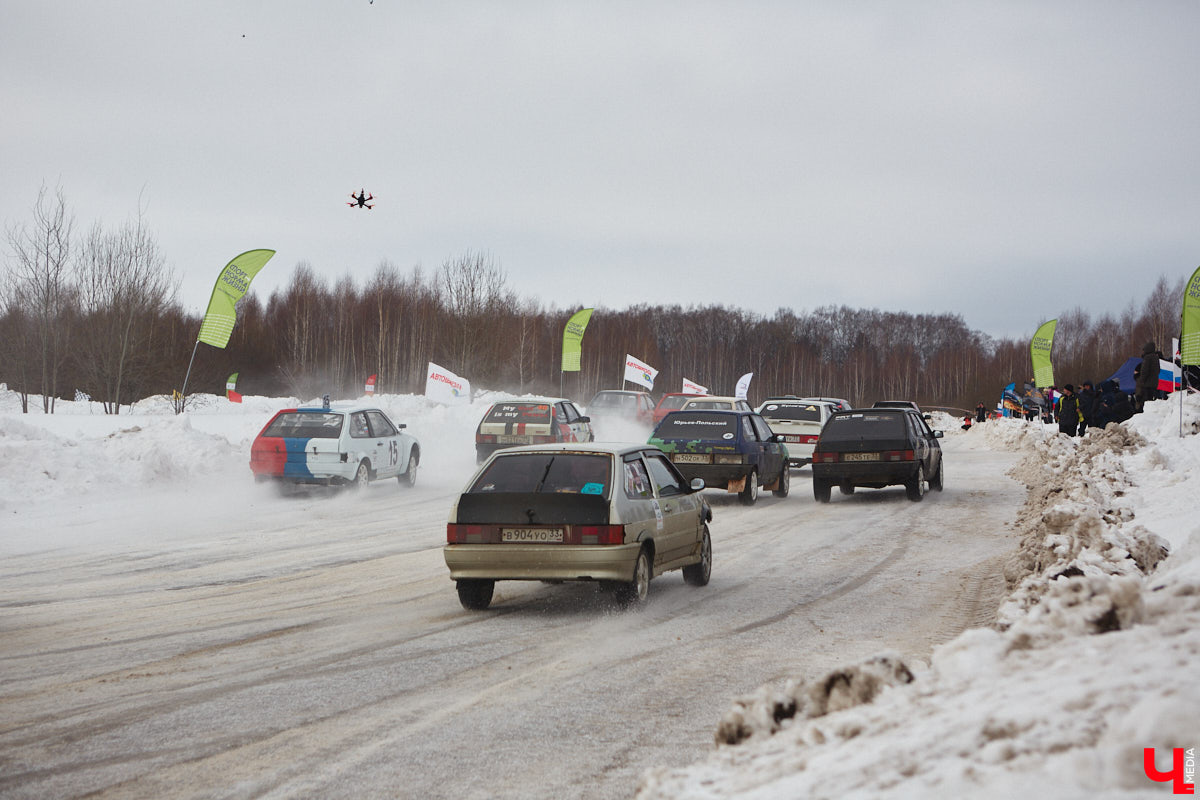 Владимирские гонщики эффектно завершили зимний сезон ледовой дуэлью. На старт в Собинском районе вышел сразу 51 экипаж. Между собой они разыграли кубки в семи классах. «Ключ-Медиа» стал свидетелем зрелищных соревнований, а в перерывах между заездами поговорил со спортсменами.