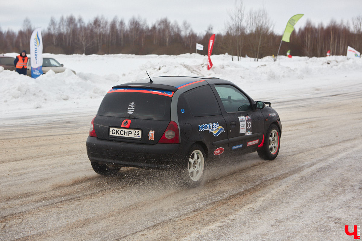 Владимирские гонщики эффектно завершили зимний сезон ледовой дуэлью. На старт в Собинском районе вышел сразу 51 экипаж. Между собой они разыграли кубки в семи классах. «Ключ-Медиа» стал свидетелем зрелищных соревнований, а в перерывах между заездами поговорил со спортсменами.