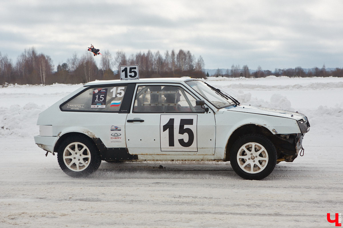 Владимирские гонщики эффектно завершили зимний сезон ледовой дуэлью. На старт в Собинском районе вышел сразу 51 экипаж. Между собой они разыграли кубки в семи классах. «Ключ-Медиа» стал свидетелем зрелищных соревнований, а в перерывах между заездами поговорил со спортсменами.