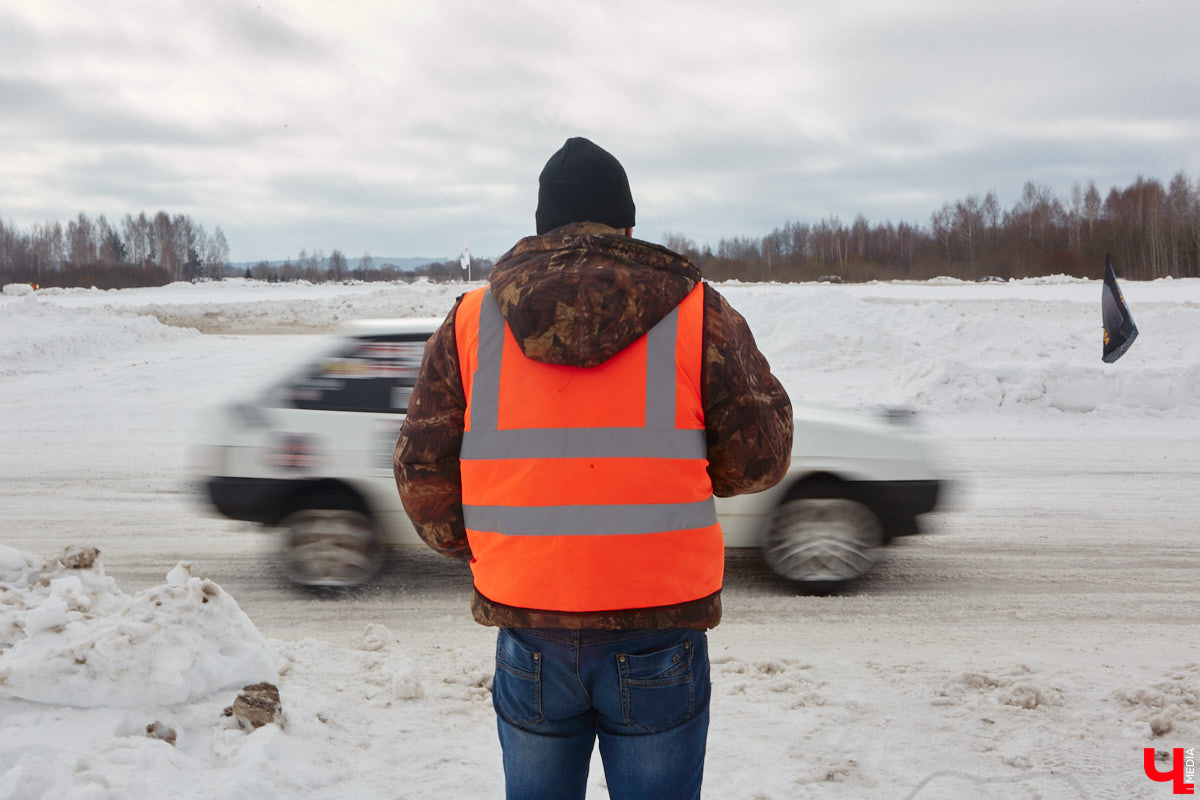 Владимирские гонщики эффектно завершили зимний сезон ледовой дуэлью. На старт в Собинском районе вышел сразу 51 экипаж. Между собой они разыграли кубки в семи классах. «Ключ-Медиа» стал свидетелем зрелищных соревнований, а в перерывах между заездами поговорил со спортсменами.