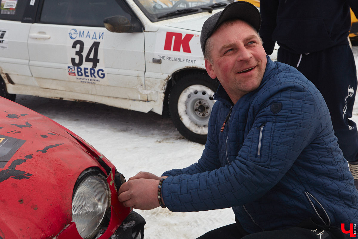 Владимирские гонщики эффектно завершили зимний сезон ледовой дуэлью. На старт в Собинском районе вышел сразу 51 экипаж. Между собой они разыграли кубки в семи классах. «Ключ-Медиа» стал свидетелем зрелищных соревнований, а в перерывах между заездами поговорил со спортсменами.