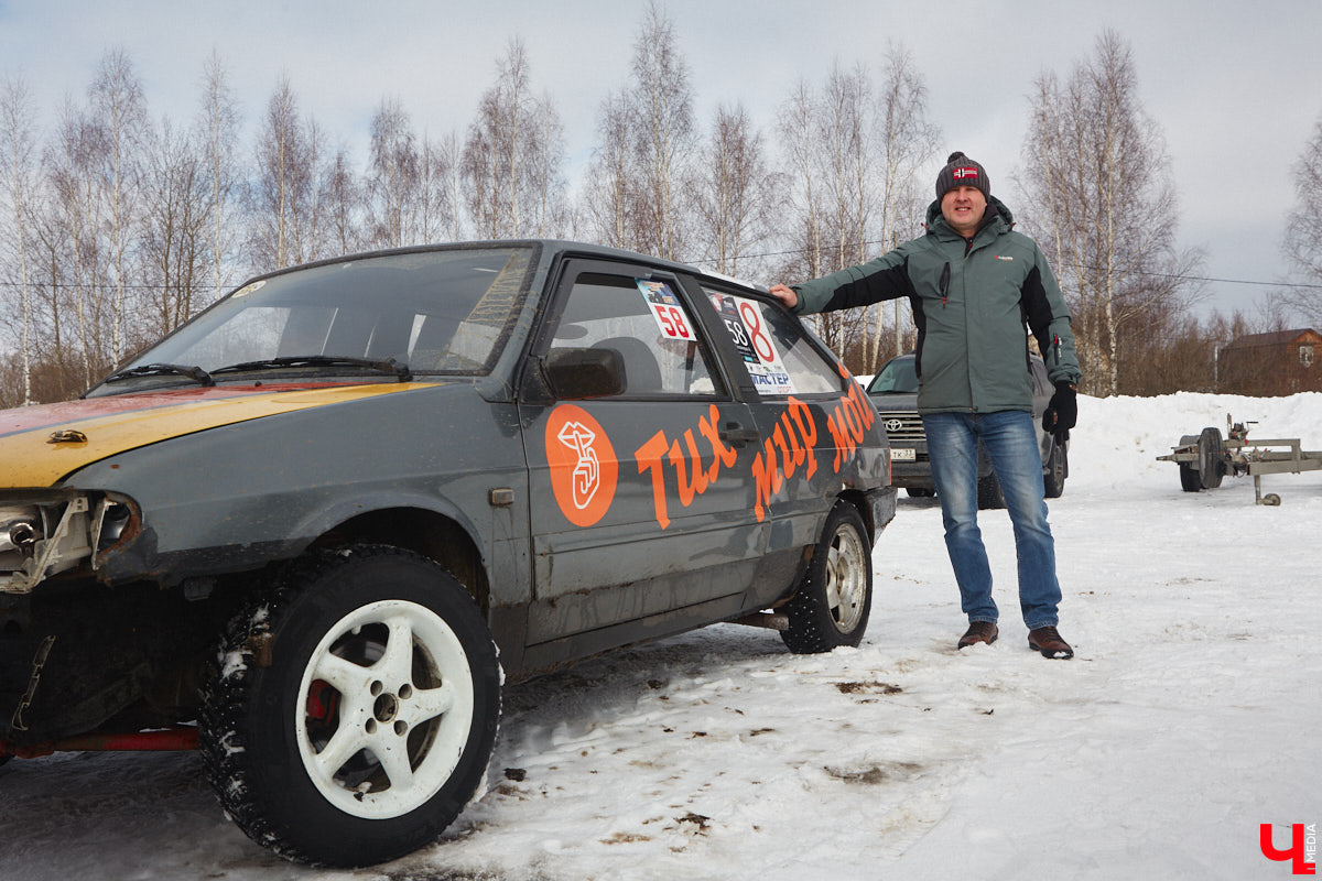Владимирские гонщики эффектно завершили зимний сезон ледовой дуэлью. На старт в Собинском районе вышел сразу 51 экипаж. Между собой они разыграли кубки в семи классах. «Ключ-Медиа» стал свидетелем зрелищных соревнований, а в перерывах между заездами поговорил со спортсменами.
