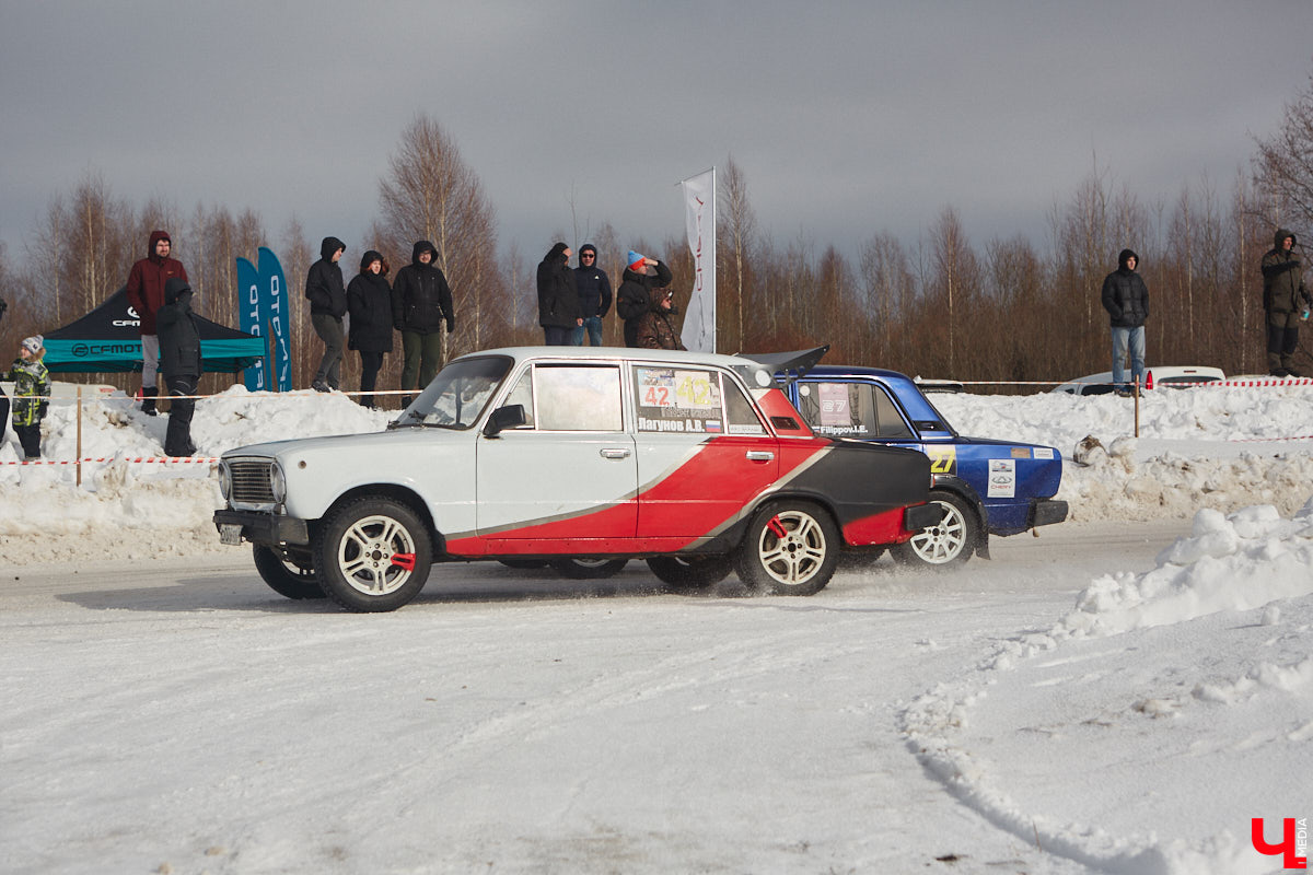 Владимирские гонщики эффектно завершили зимний сезон ледовой дуэлью. На старт в Собинском районе вышел сразу 51 экипаж. Между собой они разыграли кубки в семи классах. «Ключ-Медиа» стал свидетелем зрелищных соревнований, а в перерывах между заездами поговорил со спортсменами.